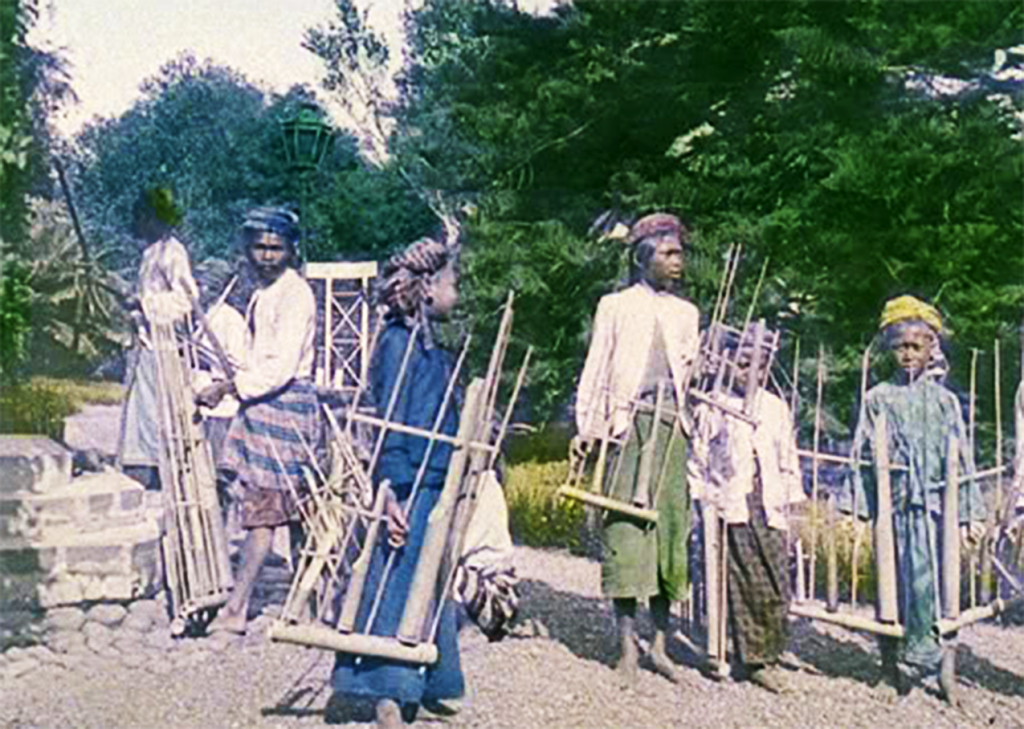 Angklung merupakan alat musik yang tumbuh dan berkembang pada masyarakat sunda yang pada awalnya digunakan dalam upacara adat berkaitan dengan